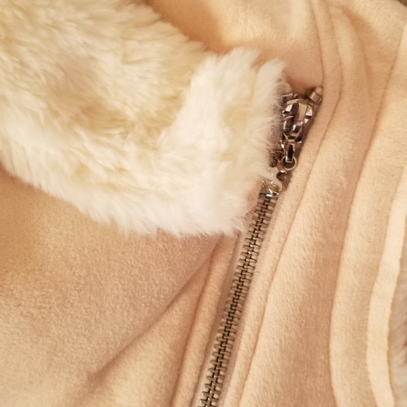 Girls Shearling Like Vest - Picture 2 of 5